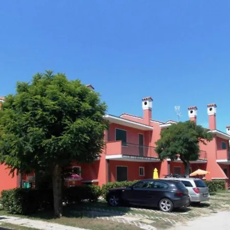 Relaxing Townhouse With Pool Access In Apartment