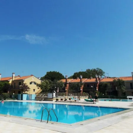 Relaxing Townhouse With Pool Access In Lejlighed *