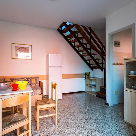 דירה Relaxing Townhouse With Pool Access In *